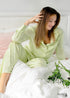 Pijama bohemio Corinne de satén en verde y beige.